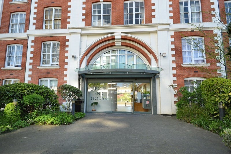 Room Grove End Road in City of Westminster