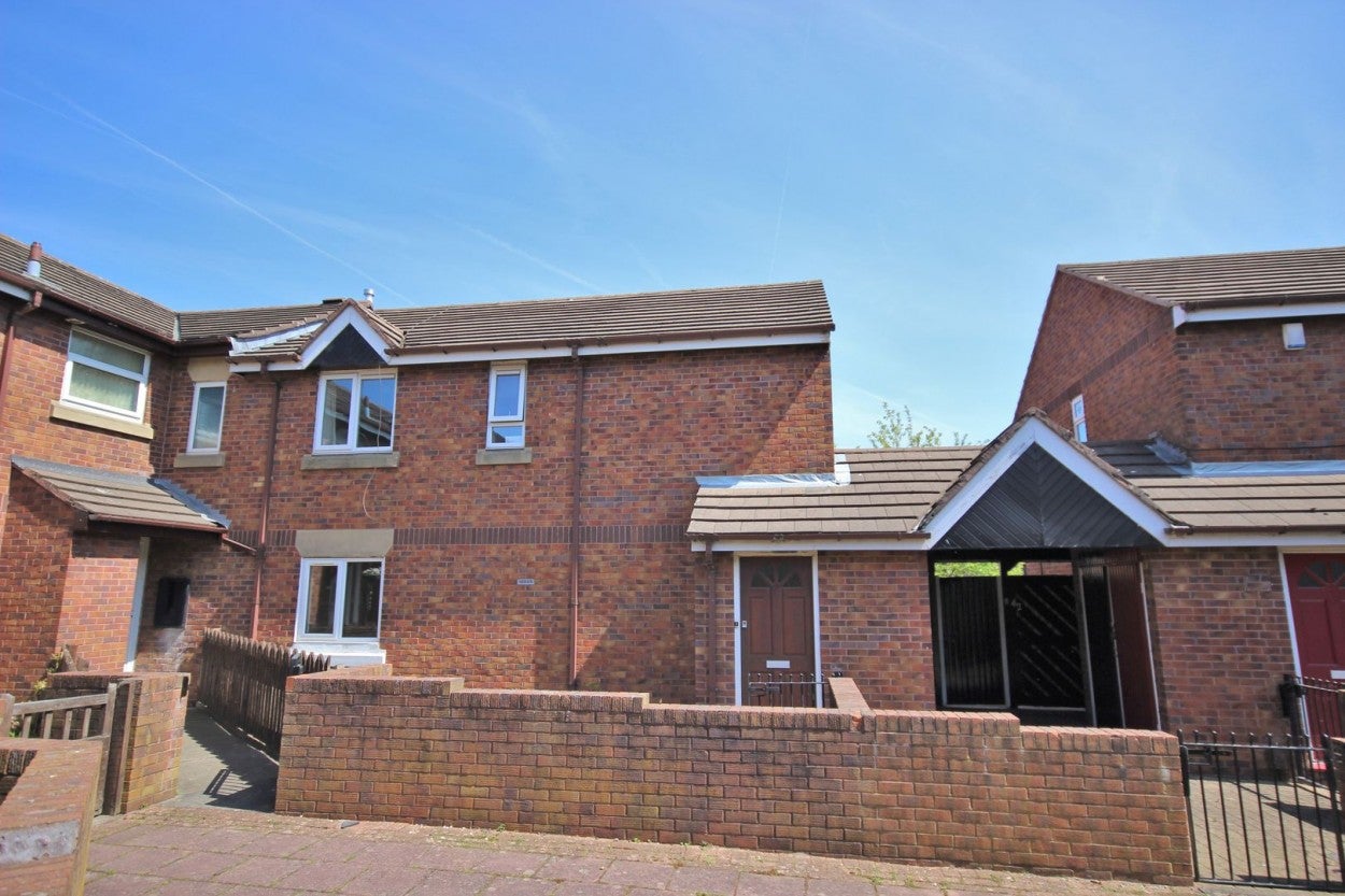 Flat Lonsdale Close in Widnes