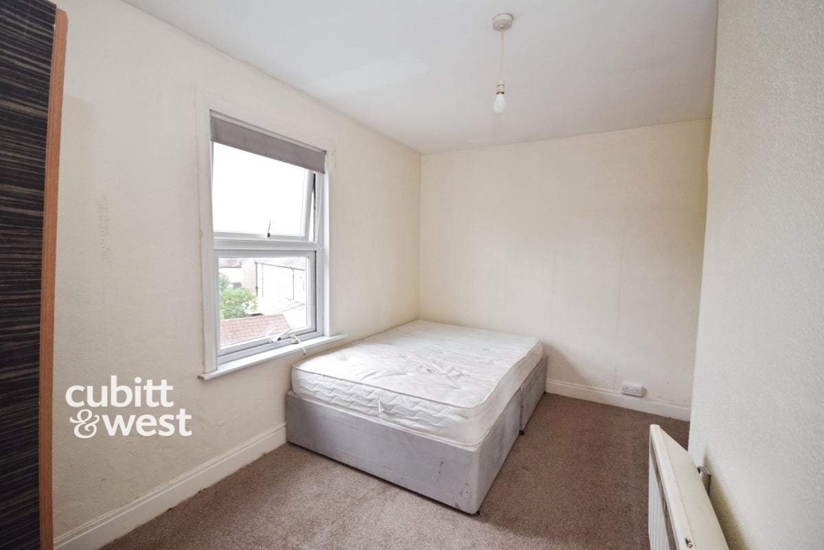 Flat Saxton Street in Gillingham