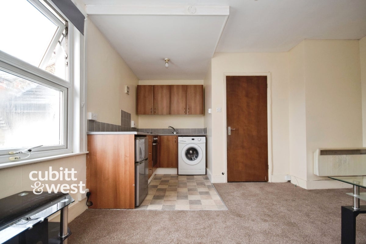 Flat Saxton Street in Gillingham