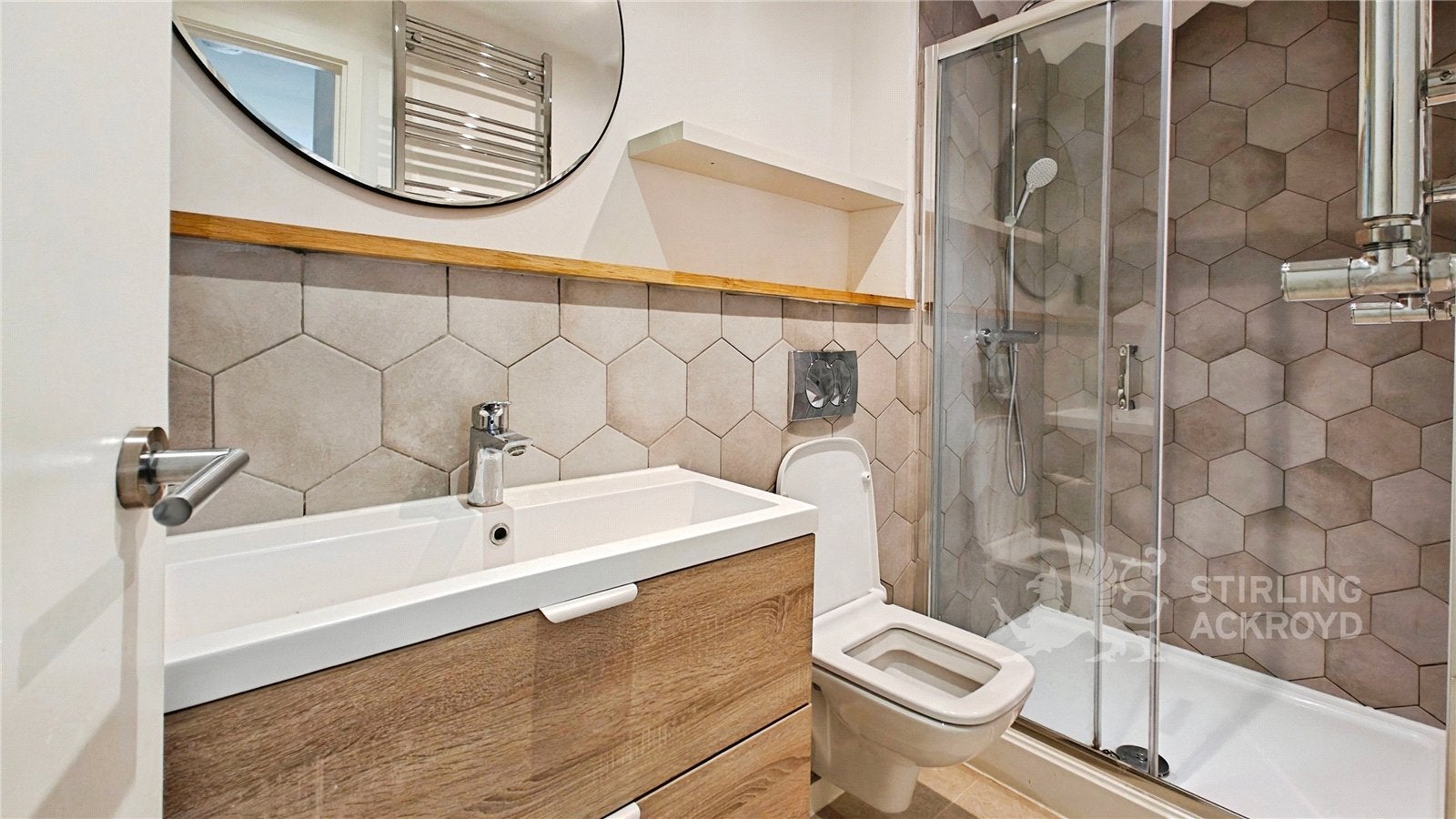 Room Applegarth Avenue in Guildford