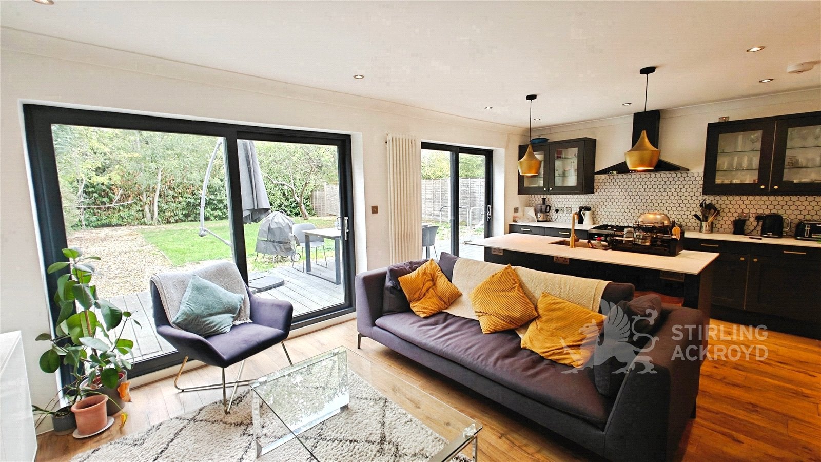 Room Applegarth Avenue in Guildford