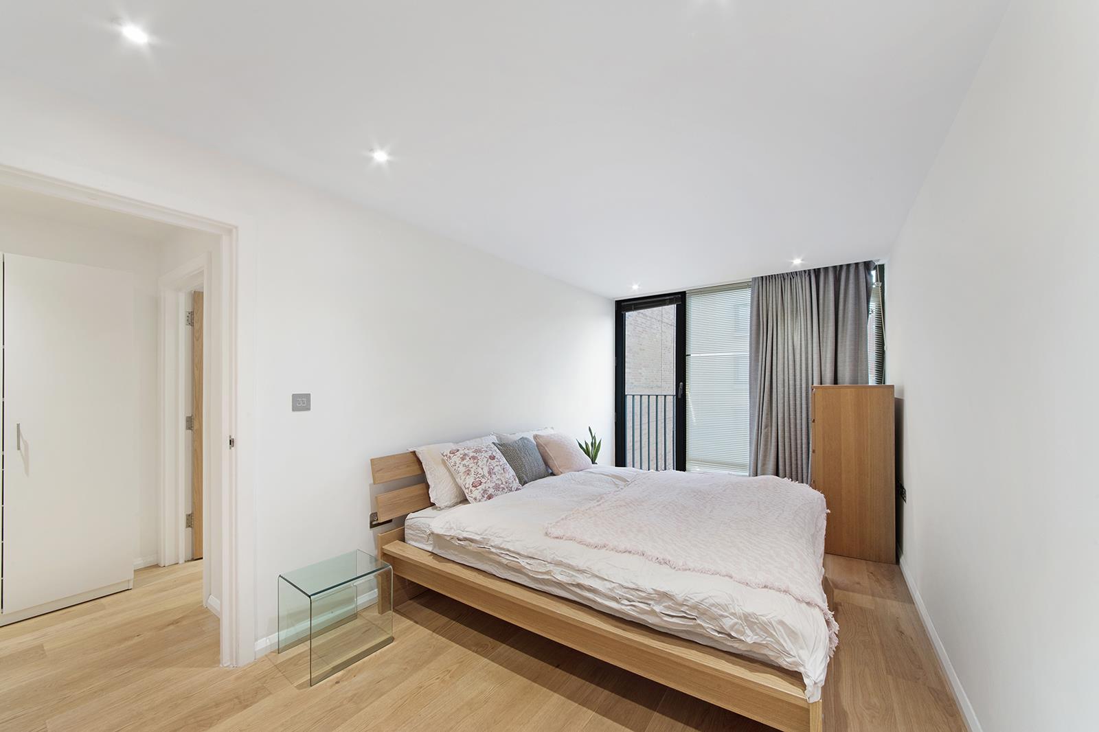 Flat Boundary Street in Greater London