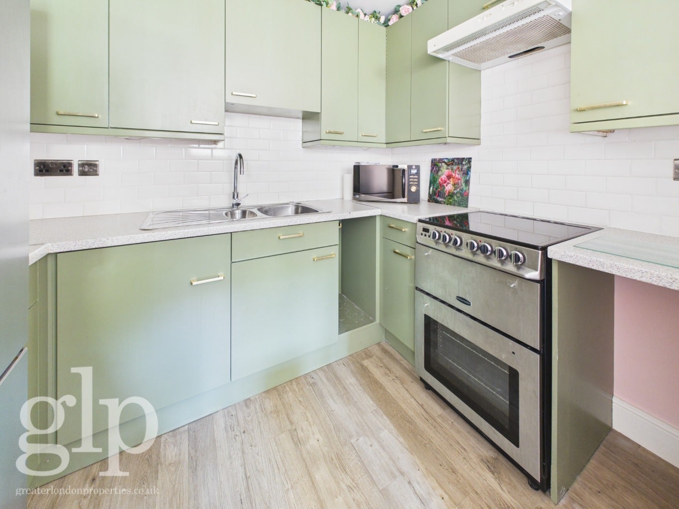 Flat Green's Court in City of Westminster