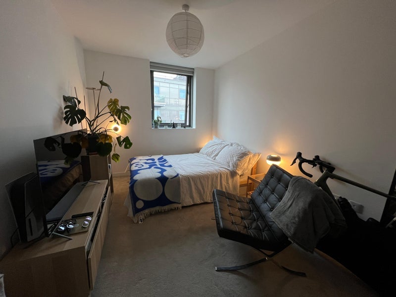 Room Brunner Road in Greater London
