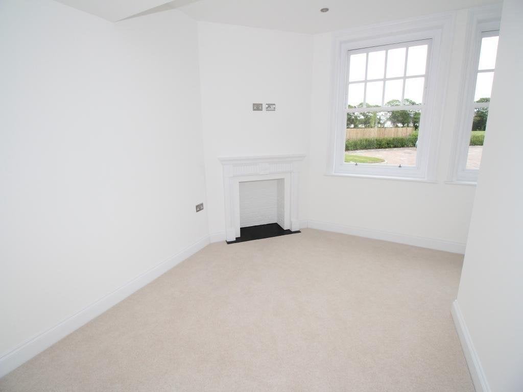 Flat Eversley Park in Folkestone and Hythe District