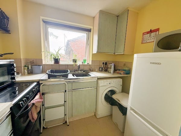 Flat Mapperton Close in Poole