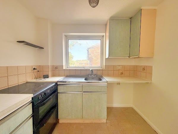 Flat Mapperton Close in Poole