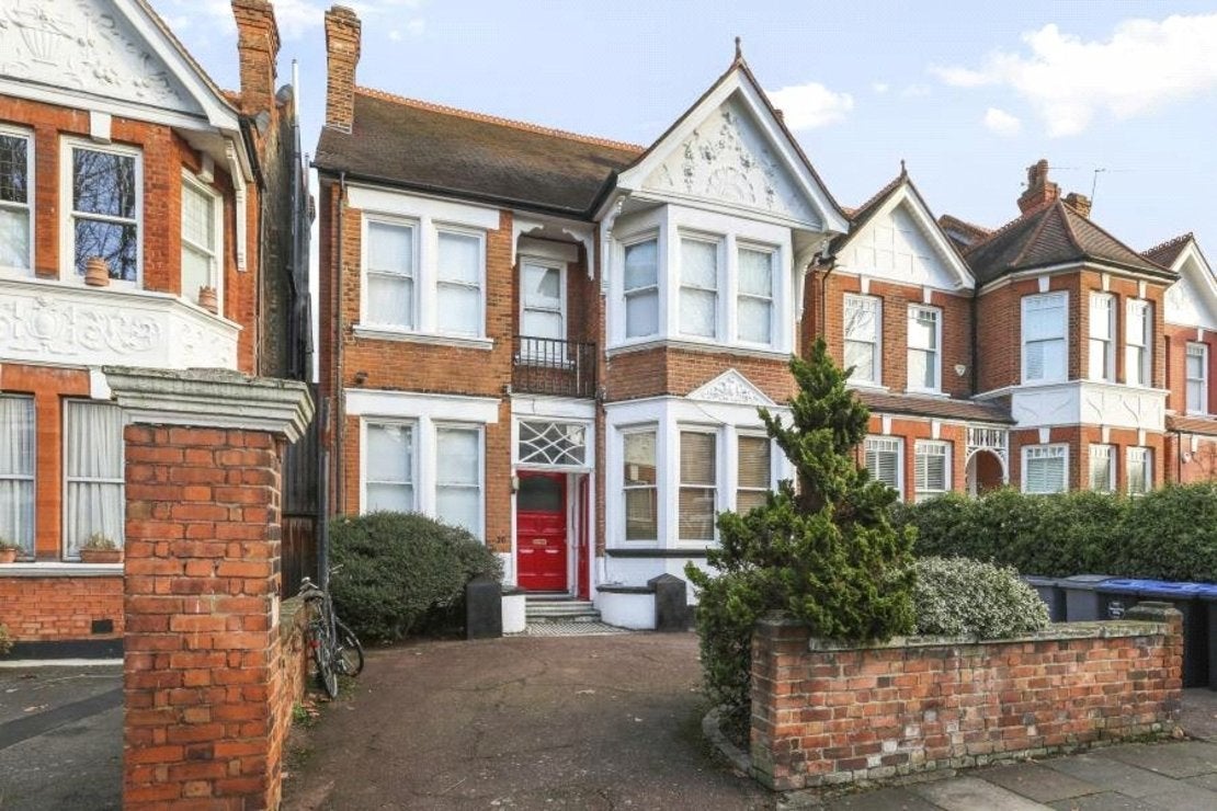 Flat Manstone Road in Greater London