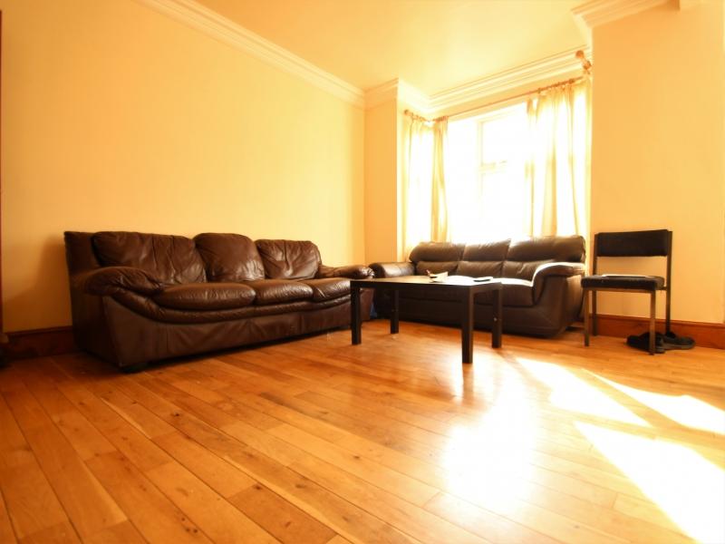 Flat Manor Drive in Leeds