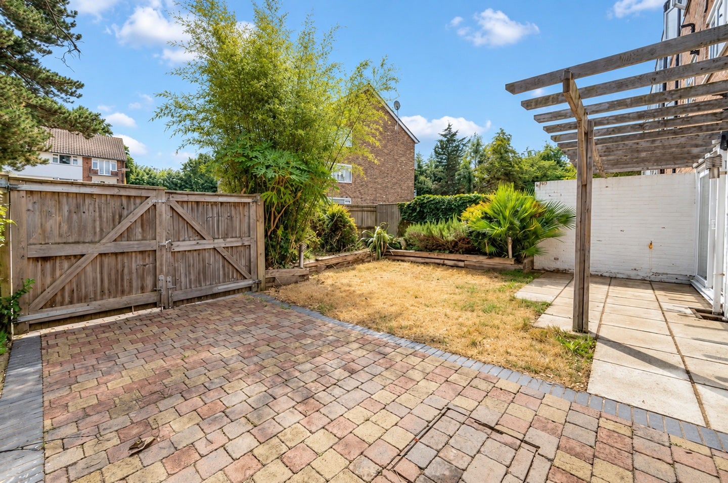 House Lindfield Gardens in Guildford