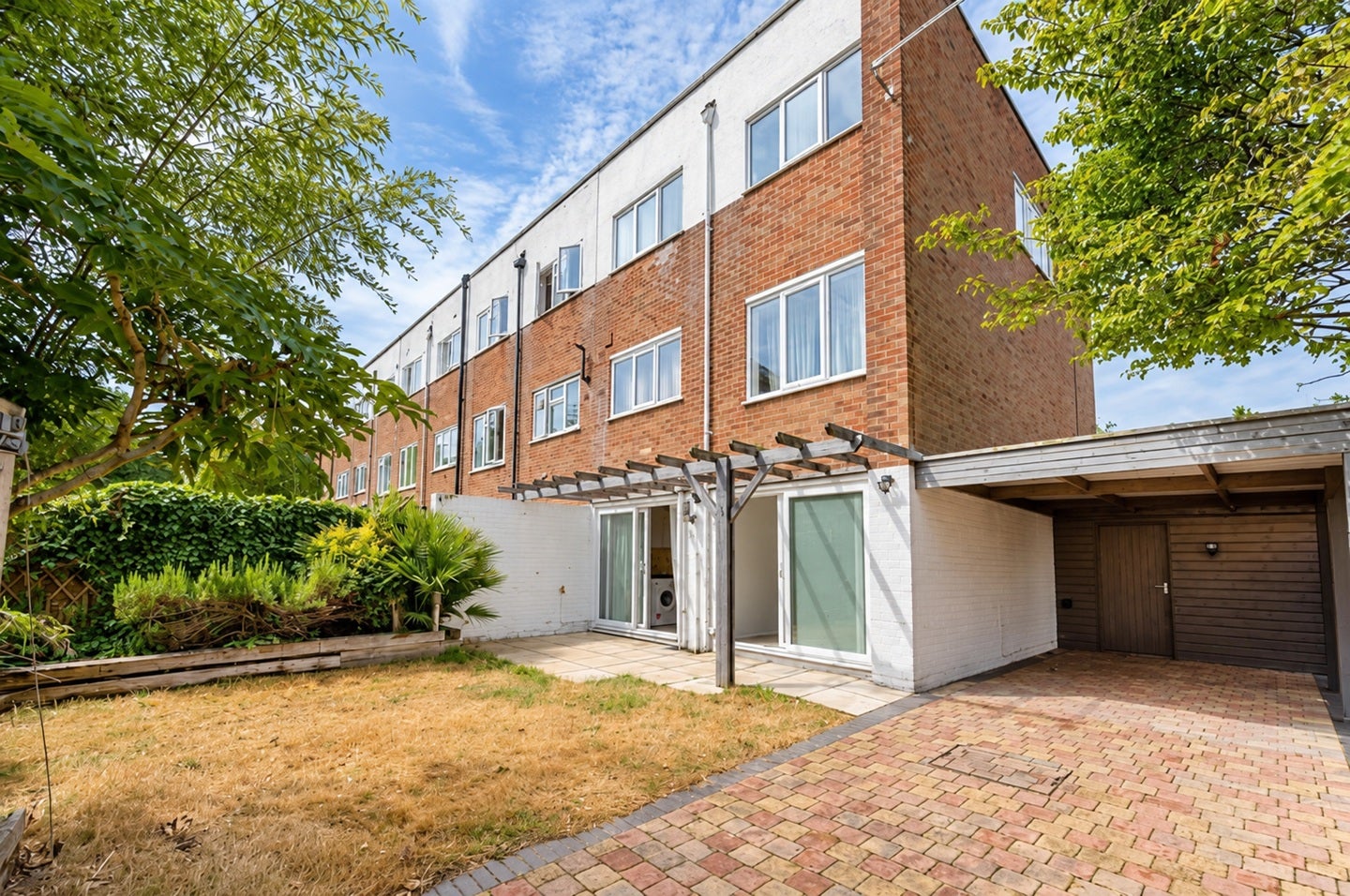 House Lindfield Gardens in Guildford