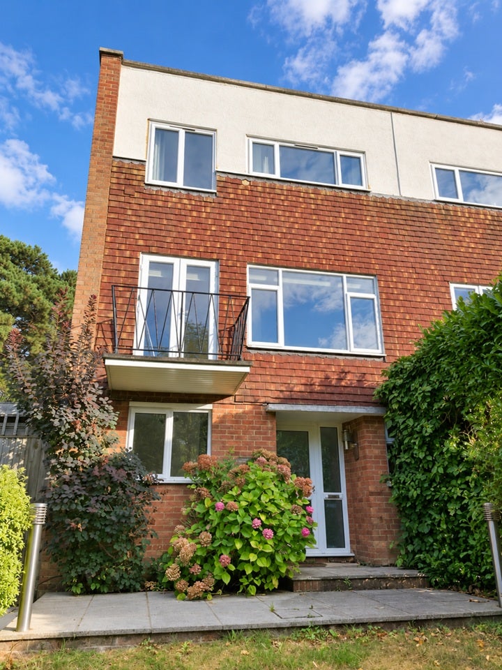House Lindfield Gardens in Guildford