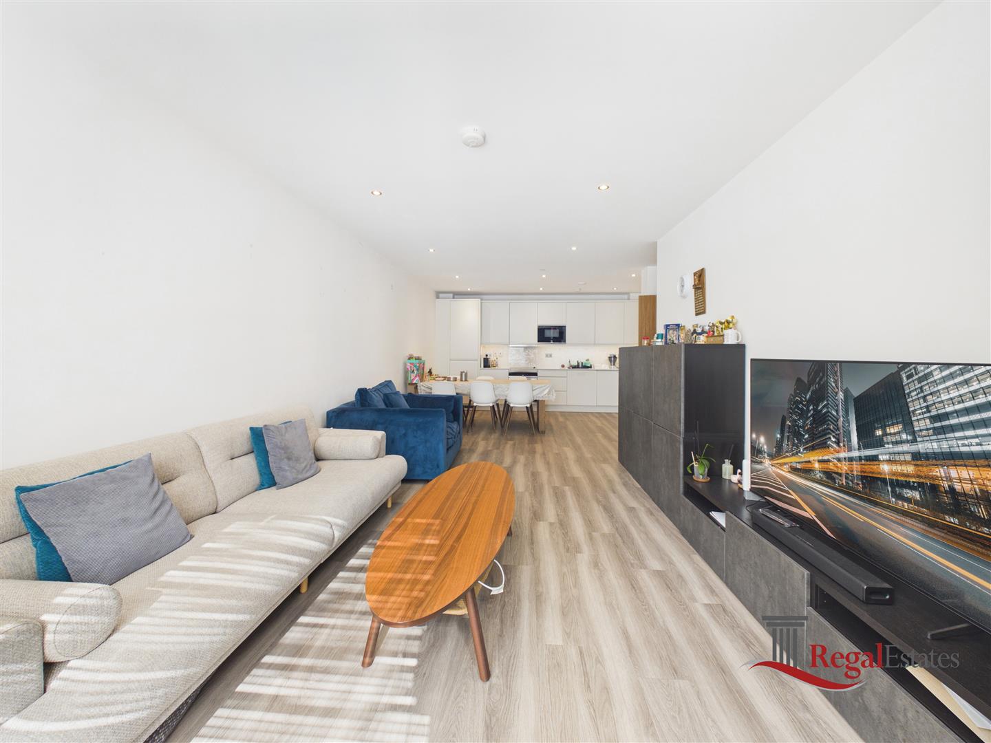 Flat Hoy Close in Greater London