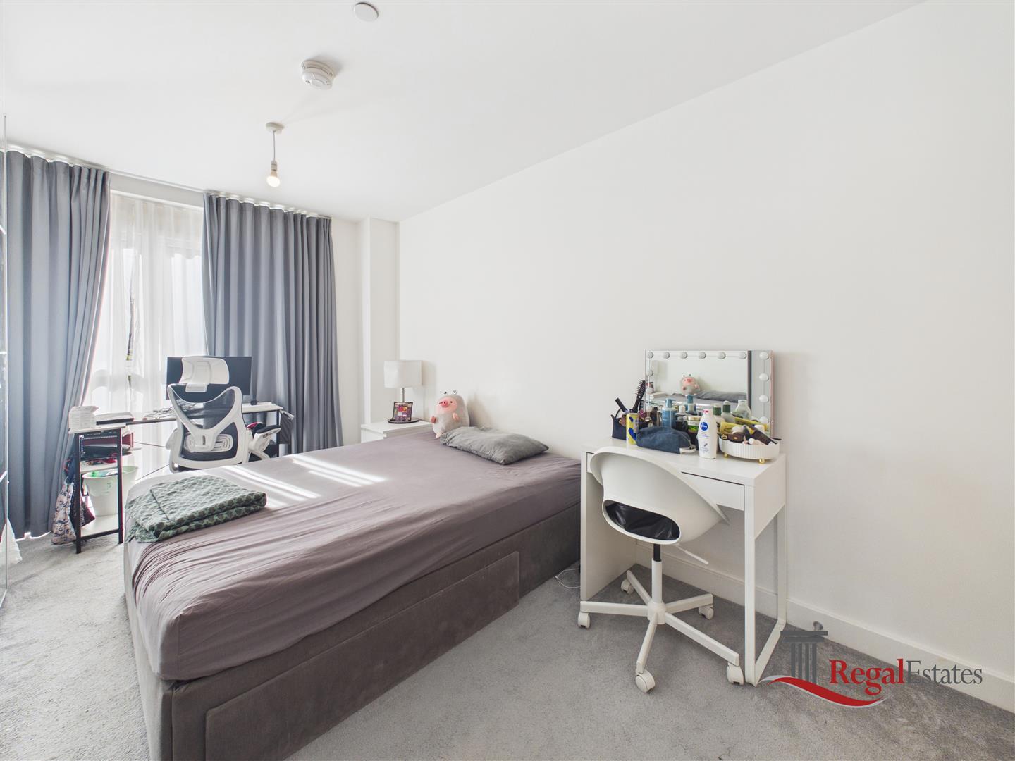 Flat Hoy Close in Greater London