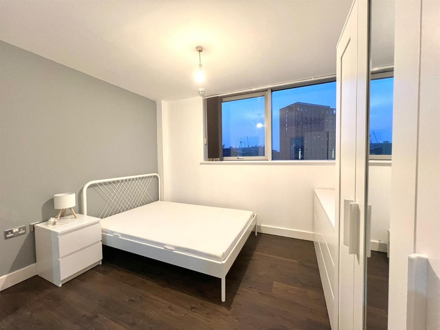 Flat Blackwall Way in Greater London