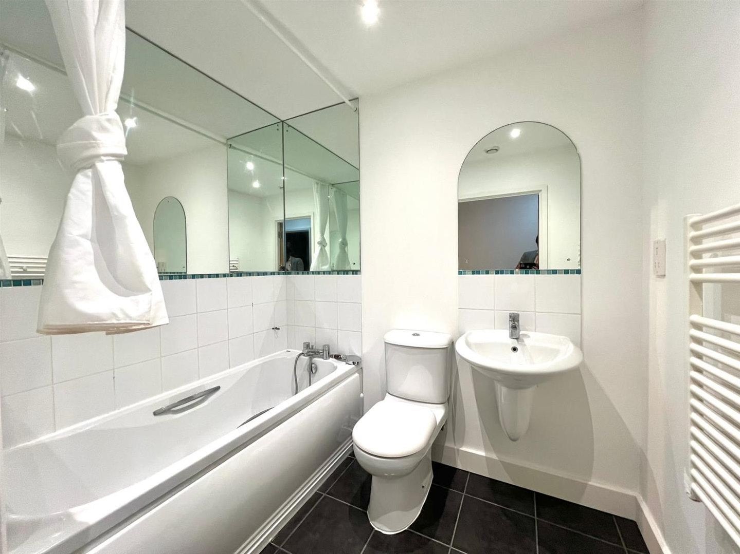 Flat Blackwall Way in Greater London