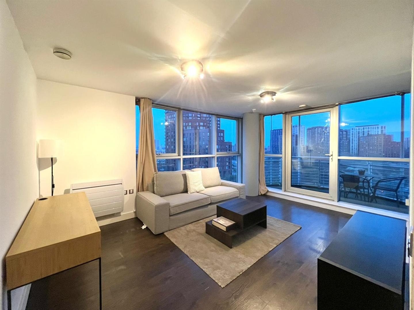 Flat Blackwall Way in Greater London