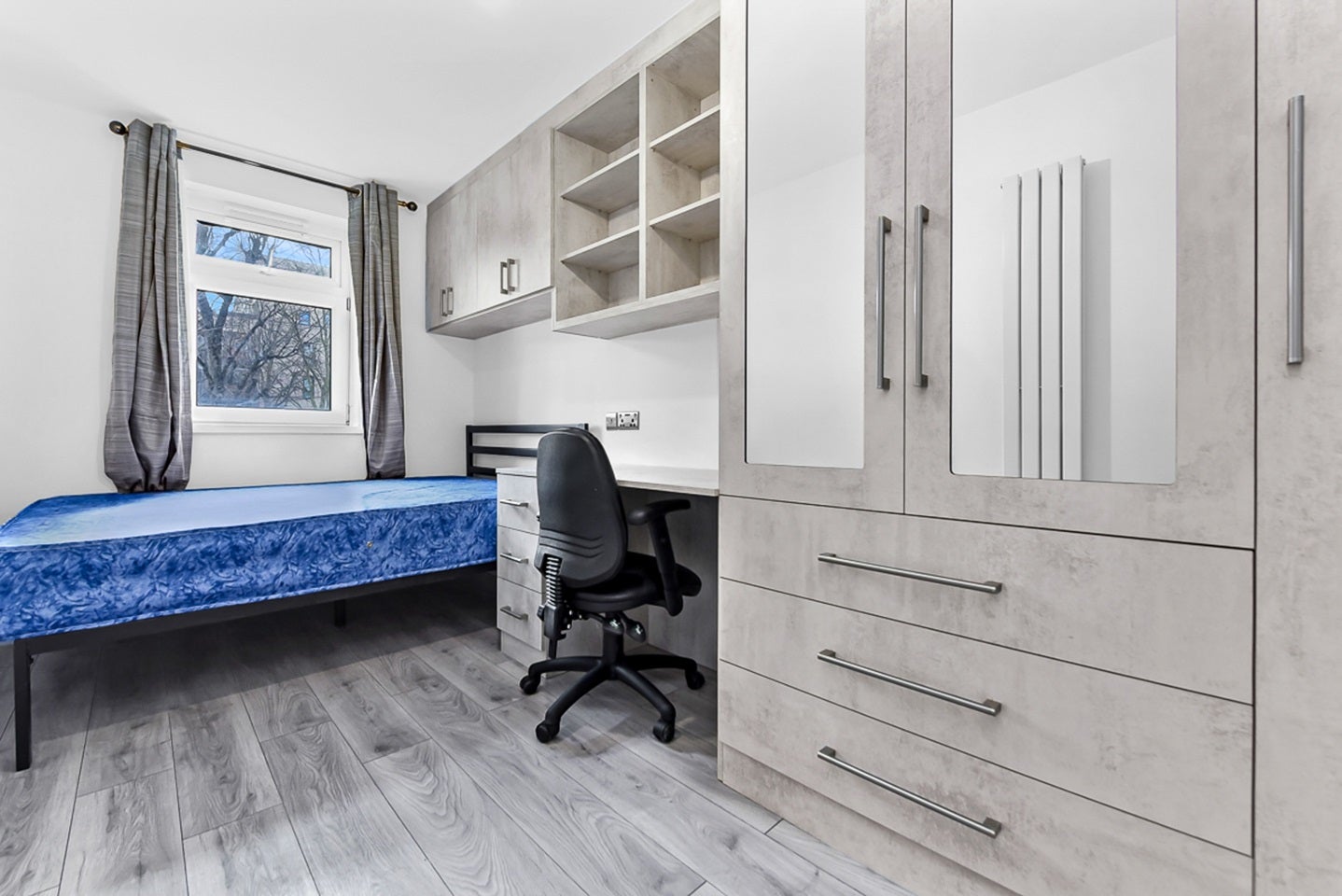 Flat Scott Lidgett Crescent in Greater London