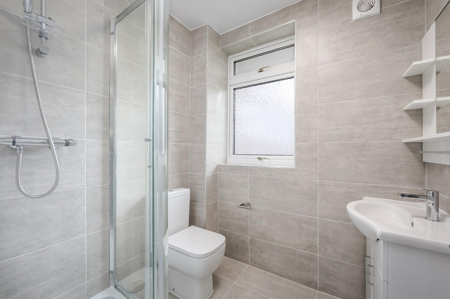 Flat Scott Lidgett Crescent in Greater London