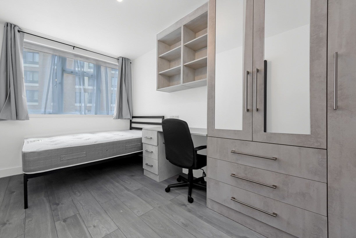 Flat Scott Lidgett Crescent in Greater London