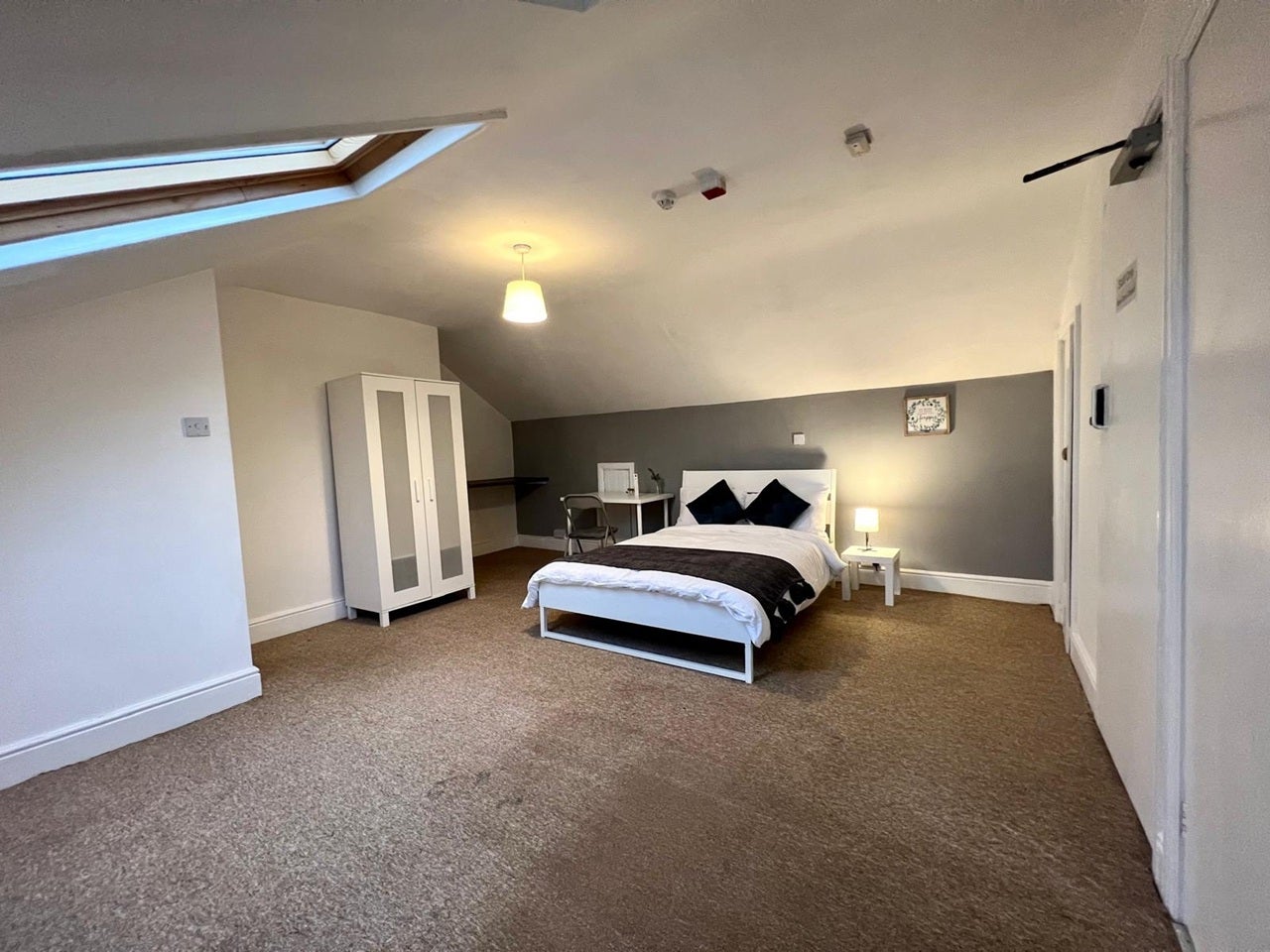 Room Charnwood Street in Derby