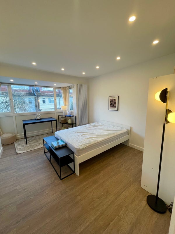 Room Young Road in Greater London