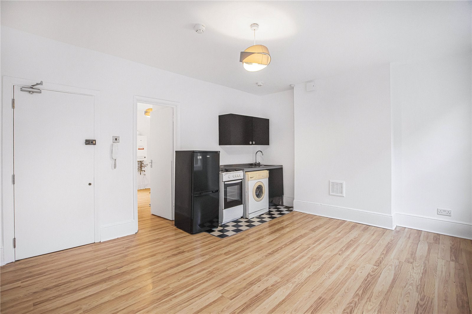 Flat Scrutton Street in Greater London