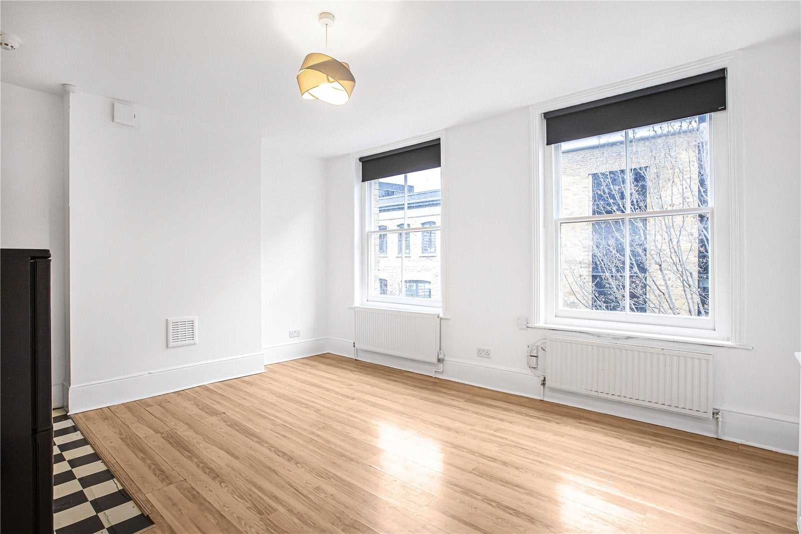 Flat Scrutton Street in Greater London