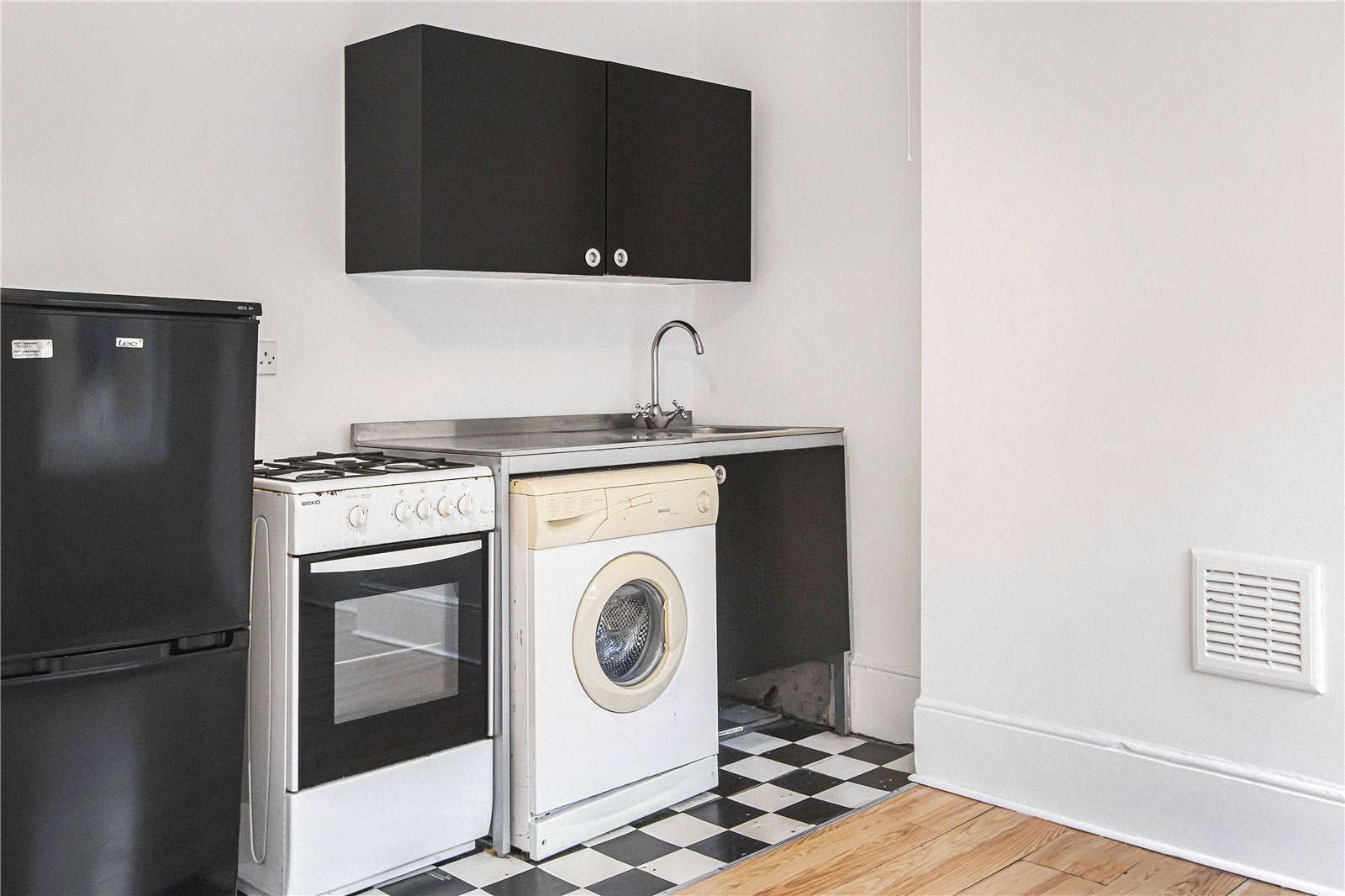 Flat Scrutton Street in Greater London
