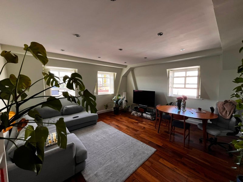 Room Temple Street in Greater London
