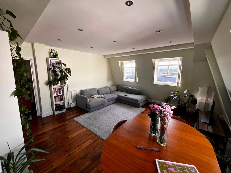 Room Temple Street in Greater London