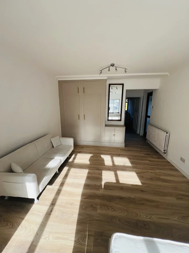 Flat Whitby Road in Greater London