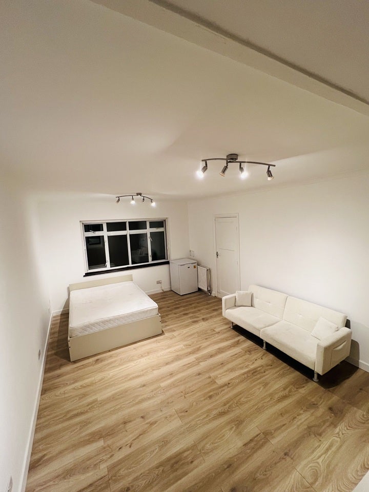 Flat Whitby Road in Greater London