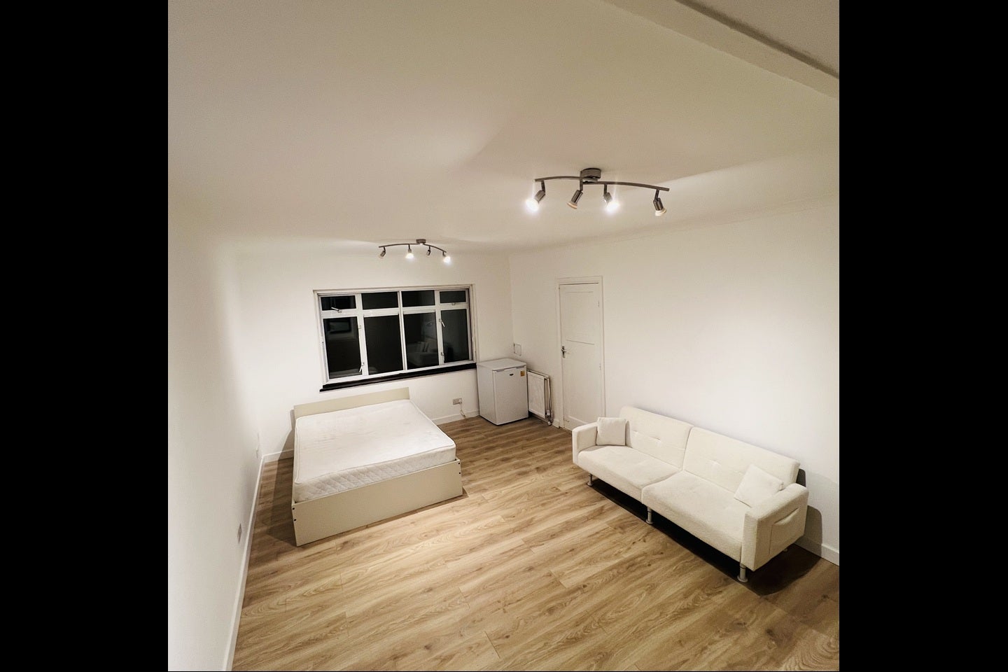 Flat Whitby Road in Greater London