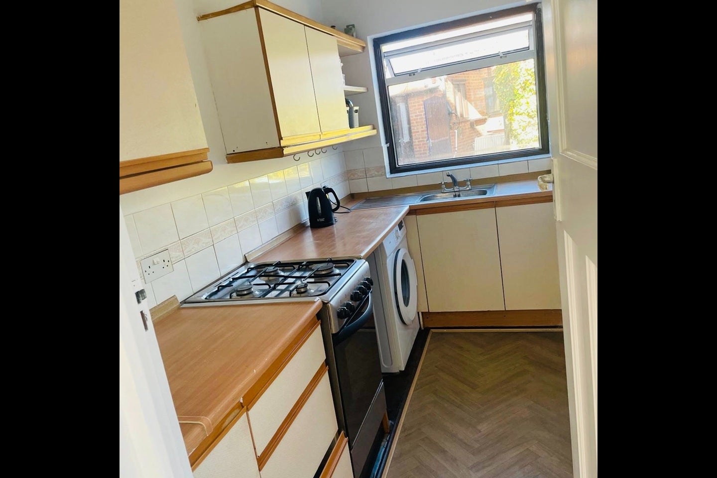 Flat Whitby Road in Greater London