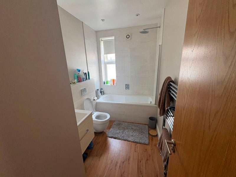 Room Lewisham Road in Greater London