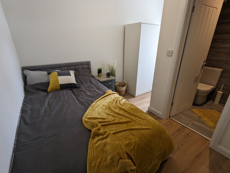 Room Ragstone Road in Slough