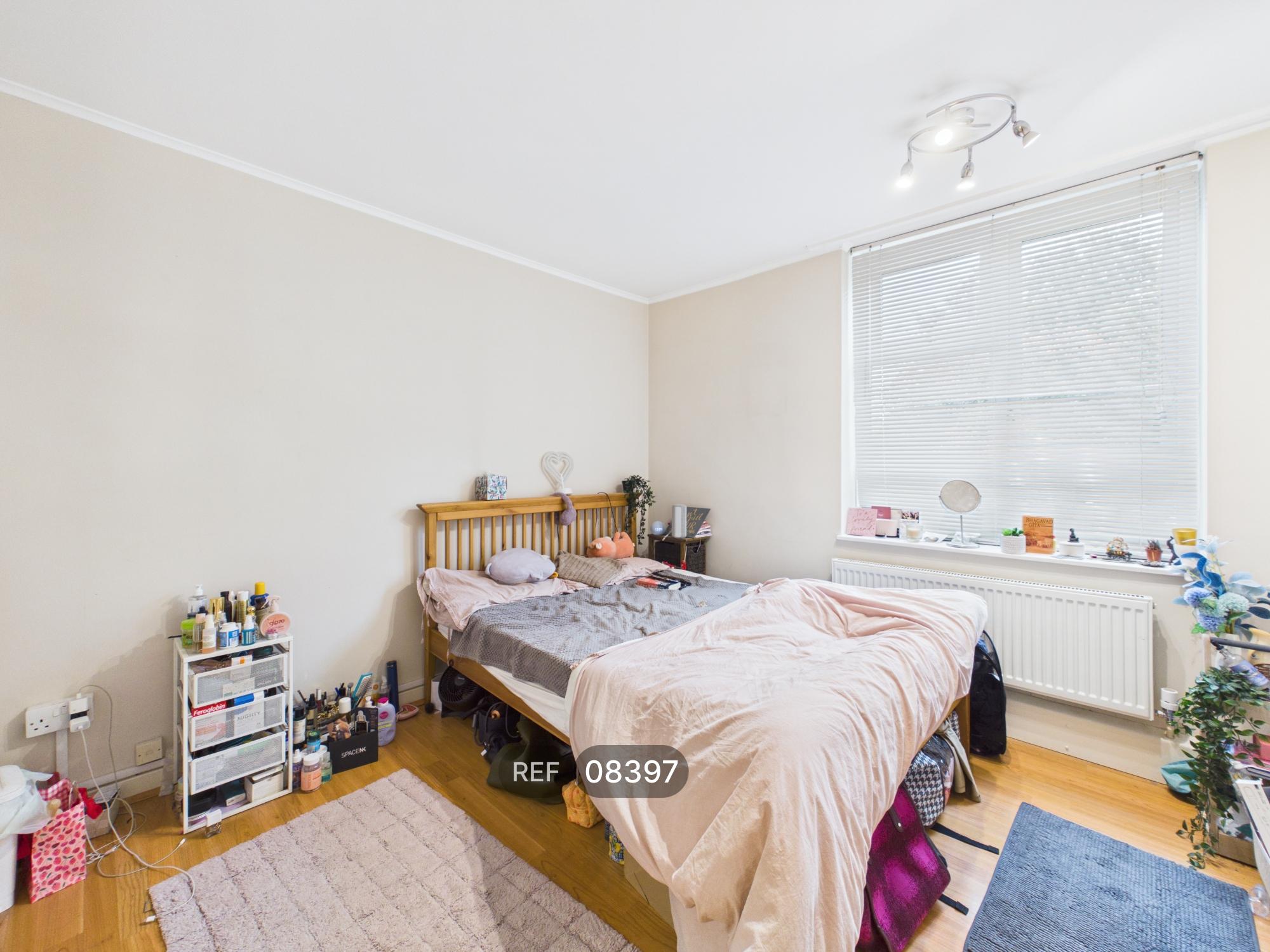 Flat Candahar Road in Greater London