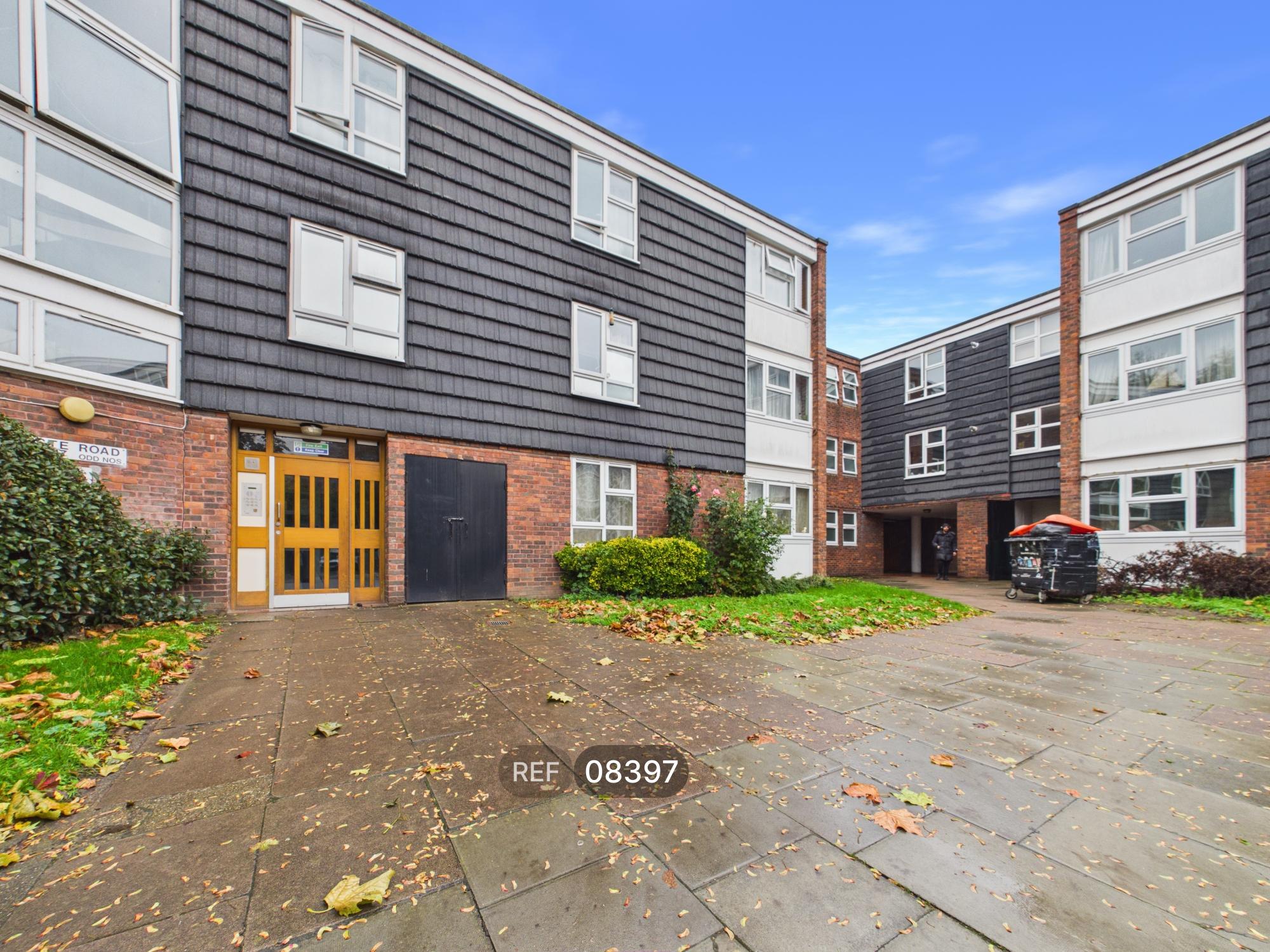 Flat Candahar Road in Greater London