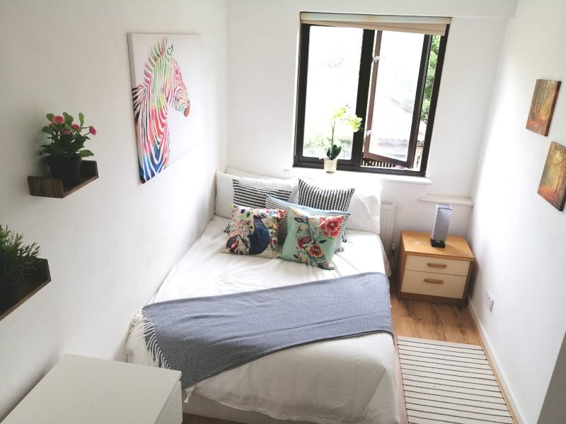 Room Manchester Road in Greater London
