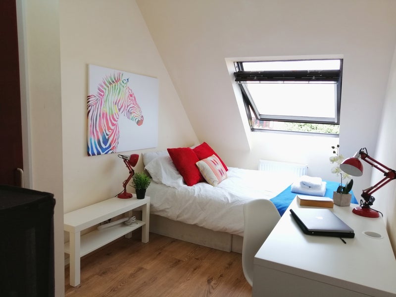 Room Manchester Road in Greater London