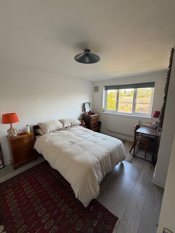 Flat Mandeville Street in Greater London