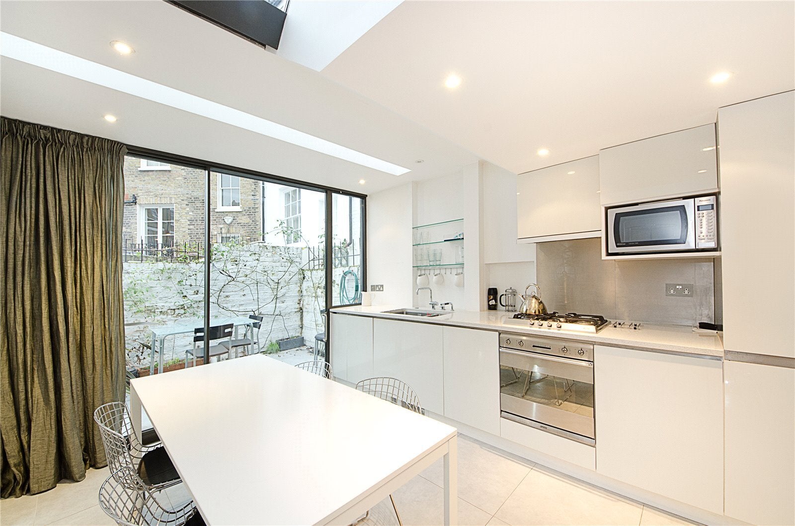 Flat Mossop Street in Greater London