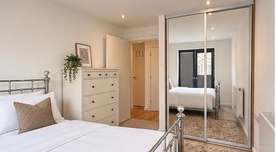 Flat Eythorne Road in Greater London