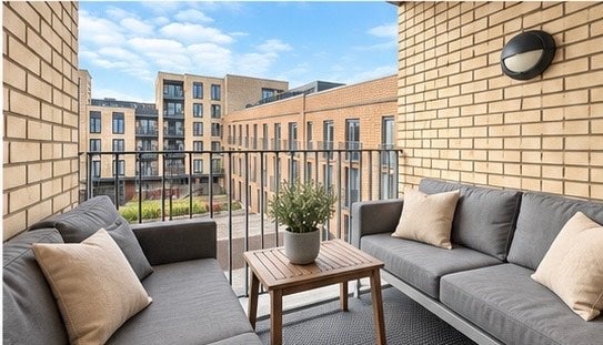 Flat Eythorne Road in Greater London