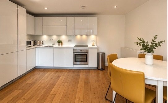 Flat Eythorne Road in Greater London