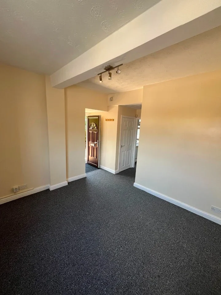 Flat Wellmead Close in Manchester