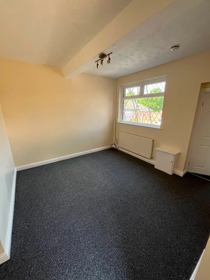 Flat Wellmead Close in Manchester