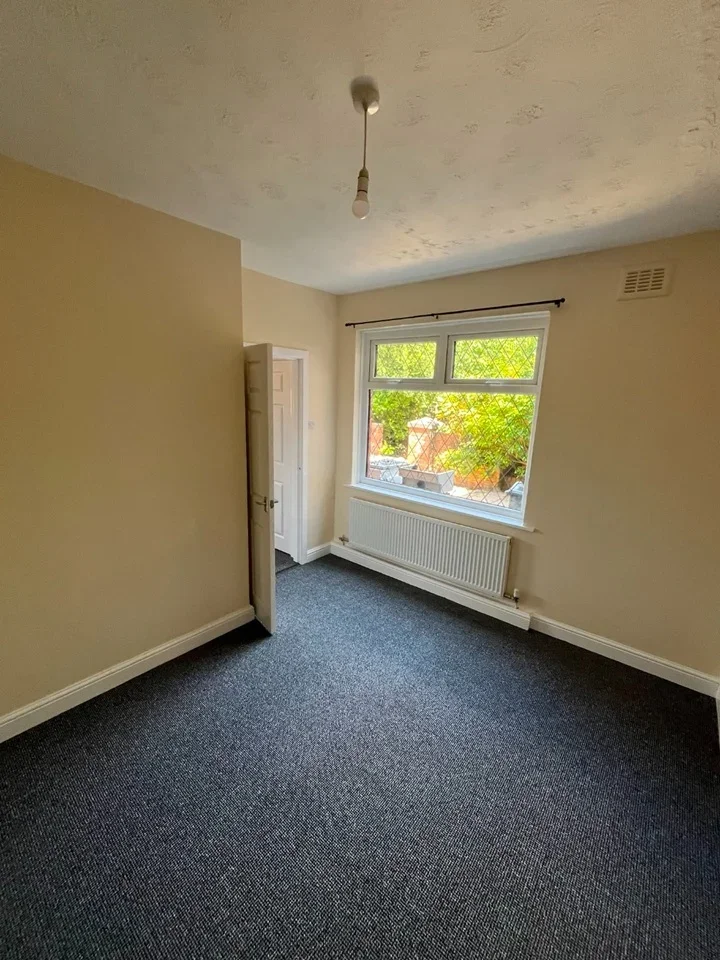 Flat Wellmead Close in Manchester